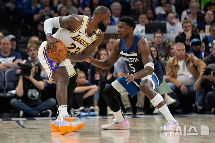 [미니애폴리스=AP/뉴시스] 미국프로농구(NBA) 로스앤젤레스(LA) 레이커스의 르브론 제임스(왼쪽), 미네소타 팀버울브스의 앤서니 에드워즈. 2025. 4. 27.
