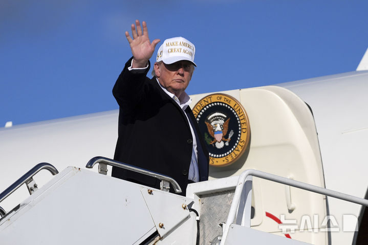 [모리스타운=AP/뉴시스] 도널드 트럼프 미국 대통령이 지난달 27일(현지 시간) 미국 뉴저지주 모리스타운 공항에서 에어포스원에 탑승하면서 손을 흔들고 있다. 카타르에서 받기로 한 항공기는 선물이 아닌 트럼프 행정부가 먼저 구매를 제안한 것이라고 CNN이 19일(현지 시간) 보도했다. 2025.05.20.