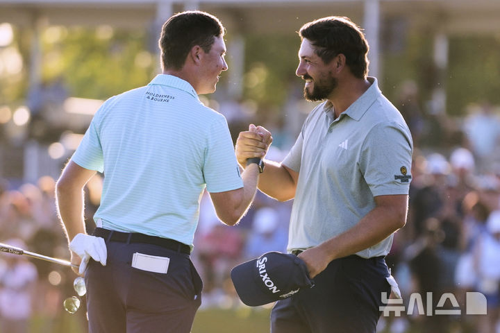 [애번데일=AP/뉴시스] 미국프로골프(PGA) 투어 취리히 클래식에서 우승한 앤드루 노백(오른쪽), 그의 파트너 벤 그리핀. 2025. 4. 27.