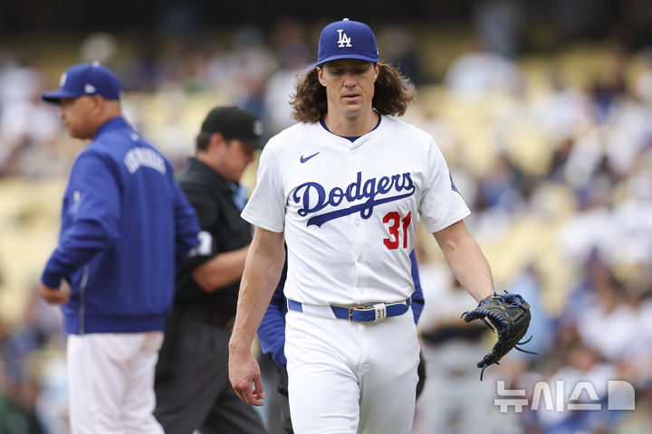 [로스앤젤레스=AP/뉴시스] LA 다저스의 타일러 글래스노우가 28일(한국 시간) 미국 캘리포니아주 로스앤젤레스의 다저스타디움에서 벌어진 2025 메이저리그(MLB) 피츠버그 파이리츠와의 경기에서 2회초 마운드를 내려가고 있다. 2025.04.28
