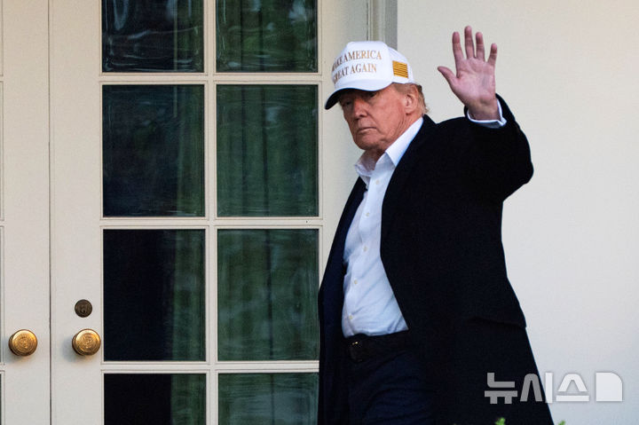 [워싱턴DC=AP/뉴시스] 우크라이나와 서방이 취임 100일을 맞은 도널드 트럼프 미국 대통령이 평화 협상에서 이탈할 가능성을 실질적으로 우려하고 있다고 파이낸셜타임스(FT)가 28일(현지 시간) 보도했다. 사진은 트럼프 대통령이 27일 미국 워싱턴DC 백악관에서 취재진을 향해 손을 흔드는 모습. 2025.04.28.