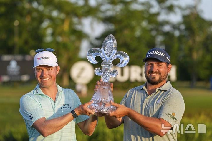 [애번데일=AP/뉴시스] 지난해 미국프로골프(PGA) 투어 취리히 클래식에서 우승한 벤 그리핀(왼쪽), 앤드루 노백. 2025.04.27. 