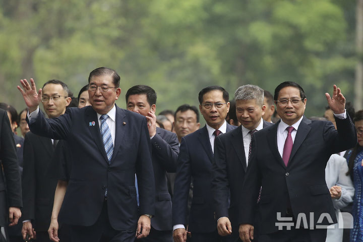 [하노이=AP/뉴시스]베트남을 방문 중인 이시바 시게루 일본 총리(왼쪽)가 28일 오전 하노이 대통령궁에서 팜 민 찐 총리와 손을 흔들며 함께 걷고 있다. 2025.04.28.