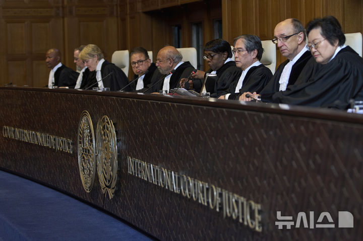 [AP/뉴시스] 28일 네덜란드 헤이그 소재 국제사법재판소에서 이와사와 유지 재판장(오른쪽 세번째)이 점령지 국제구호 조력에 대한 점령국 이스라엘의 의무 재판 개시를 알리고 있다.