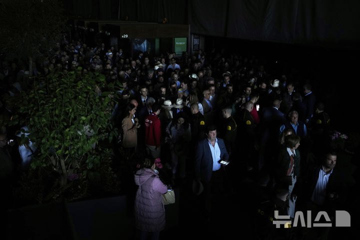 [AP/뉴시스] 28일 스페인 수도 마드리드에서 정오 지난 시간임에도 대규모 정전에 테니스 경기장 관람객들이&nbsp; 헤매고 있다