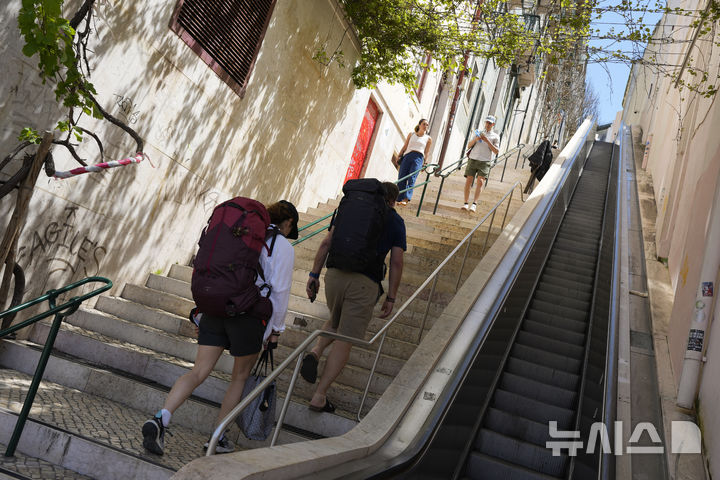 [리스본=AP/뉴시스] 28일(현지 시간) 포르투갈에서 대규모 정전 사태가 발생해 리스본 구시가지에서 시민들이 에스컬레이터 대신 계단을 오르고 있다. 2025.04.29.<font style="vertical-align: inherit;"><font style="vertical-align: inherit;"></font></font>