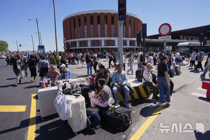 [마드리드=AP/뉴시스] 28일(현지 시간) 스페인에서 대규모 정전 사태가 발생한 가운데 마드리드 아토차역 앞에 승객들이 앉아 있다. 2025.04.29.<font style="vertical-align: inherit;"><font style="vertical-align: inherit;"></font></font>