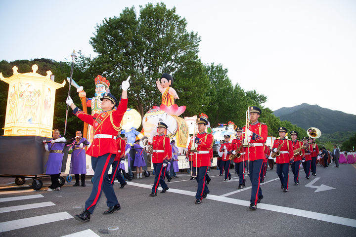 [구미=뉴시스] 부처님 오신날 제등행렬. (사진=구미시 제공) 2025.04.28 photo@newsis.com *재판매 및 DB 금지