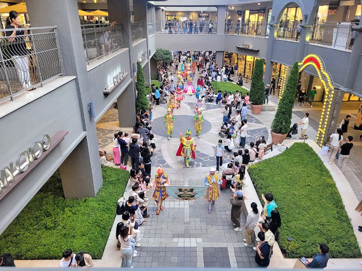 [부산=뉴시스] 롯데프리미엄아울렛 동부산점에서 펼쳐진 로리·로티 퍼레이드. (사진=롯데아울렛 제공) 2025.04.28. photo@newsis.com&nbsp;&nbsp; *재판매 및 DB 금지