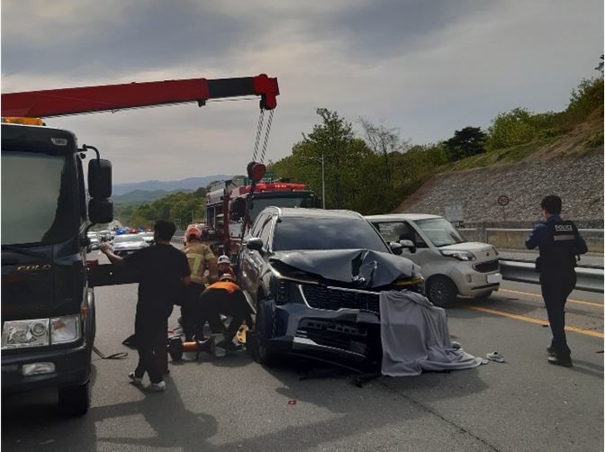 [성주=뉴시스] 사고 차량 수습하는 구조대. (사진=경북소방본부 제공) 2025.04.28 photo@newsis.com *재판매 및 DB 금지