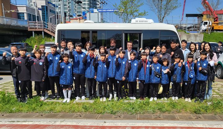 [보령=뉴시스] 중국 친선대회에 참가한 '만세보령FC' 출정식에서 기념촬영을 한 김동일 보령시장. (사진=보령시청 제공) *재판매 및 DB 금지