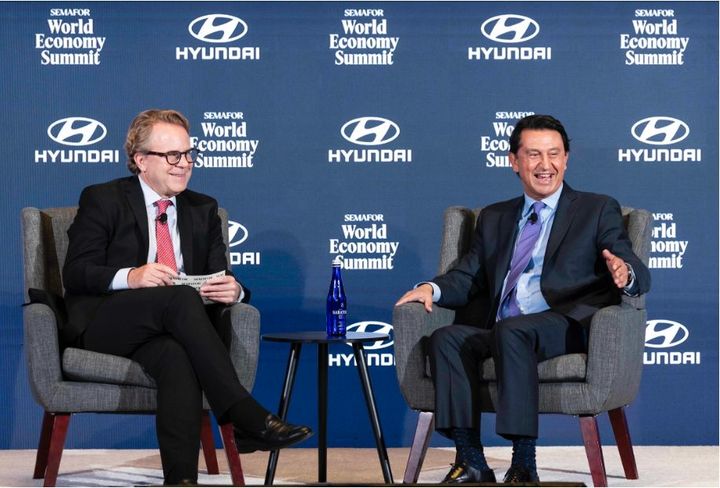 [서울=뉴시스] 호세 무뇨스 현대차 사장(오른쪽)이 지난 23일부터 25일(현지시간)까지 미국 워싱턴 D.C.에서 미국 매체 세마포(Semafor) 주최로 열린 '세계 경제 회의(WES)'에 참석해 미래 모빌리티 전략을 소개하고 있다. (사진=무뇨스 사장 링크드인) 2025.04.28 photo@newsis.com *재판매 및 DB 금지