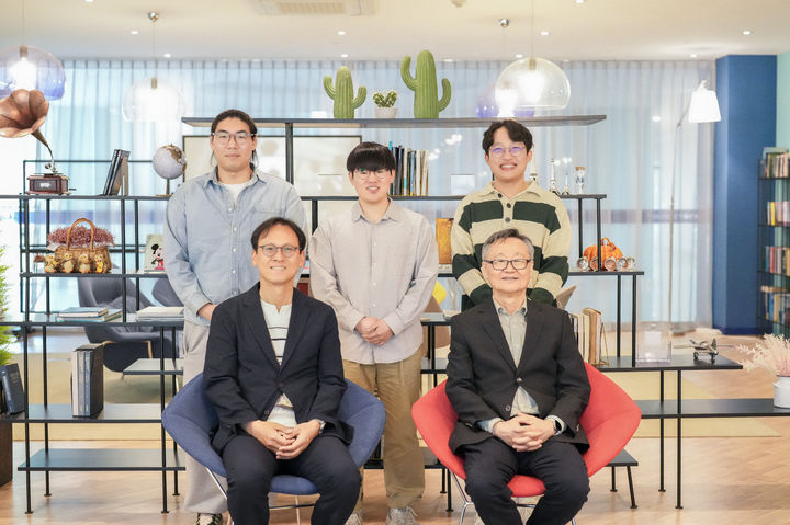 [울산=뉴시스] 구미현 기자 = UNIST 연구진. 김진영 교수(아랫줄 좌측), 이재성 교수(아랫줄 우측). photo@newsis.com *재판매 및 DB 금지