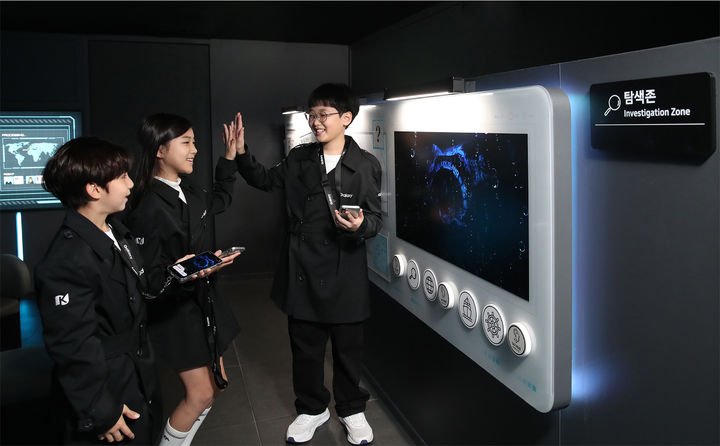 키자니아 서울 'AI 비밀 본부 체험관'에서 키자니아 어린이 의회 의원들이 '갤럭시 S25 시리즈'를 활용해 미션을 수행하고 있다. (사진=삼성전자 제공) *재판매 및 DB 금지