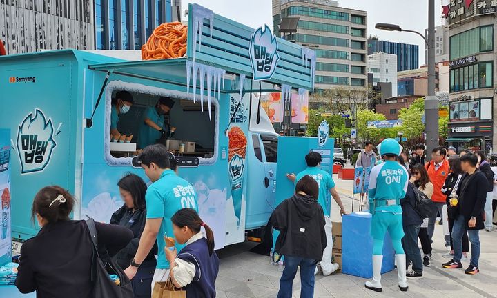[서울=뉴시스] 삼양식품이 맵탱 쿨스파이시 비빔면 김치맛 출시를 기념해 전국서 출동 후레시맵 캠페인을 진행한다. (사진=삼양식품) 2025.04.28. photo@newsis.com *재판매 및 DB 금지