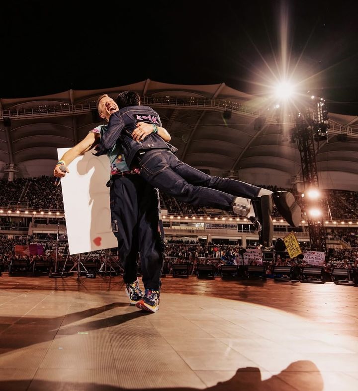 [고양=뉴시스] 세계적인 브릿팝 밴드 '콜드플레이(Coldplay)'가 10일 간의 두 번째 내한공연 여정의 마침표를 찍었다. 지난 16일을 시작으로 18~19일, 22일, 24~25일 경기 고양 고양종합운동장에서 '라이브 네이션 프레젠츠 콜드플레이 : 뮤직 오브 더 스피어스 딜리버드 바이 디에이치엘(LIVE NATION PRESENTS COLDPLAY : MUSIC OF THE SPHERES DELIVERED BY DHL)'을 6회 펼쳤다. 회당 5만명씩 무려 30만명이 운집했다. 역대 내한공연 중 최대 규모로 최다 회차, 최다 관객 기록이다. 해당 사진은 콜드플레이 보컬 크리스 마틴이 깜짝 게스트로 나온 글로벌 슈퍼 그룹 '방탄소년단'(BTS) 진(김석진)을 감싸 안고 빙빙 도는 모습. (사진 = 콜드플레이 인스타그램 캡처) 2025.04.28. photo@newsis.com. *재판매 및 DB 금지 *재판매 및 DB 금지