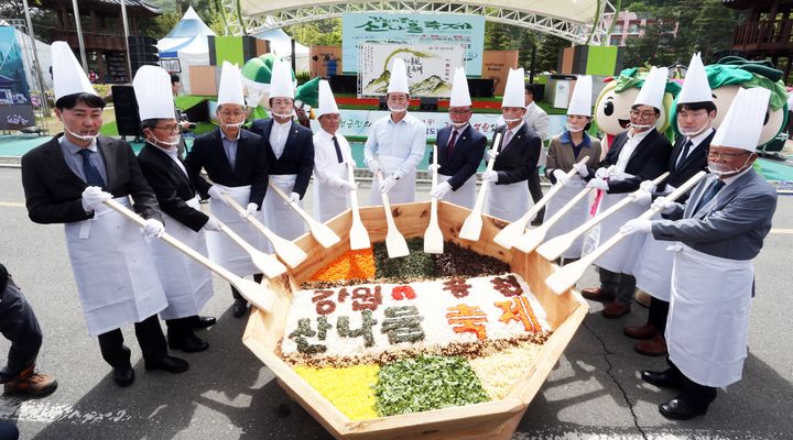 [홍천=뉴시스] 28일 홍천군은 '강원n 홍천 산나물축제'가 오는 5월 3일 홍천종합운동장에서 개최된다 고 밝혔다. 홍천군 제공. *재판매 및 DB 금지