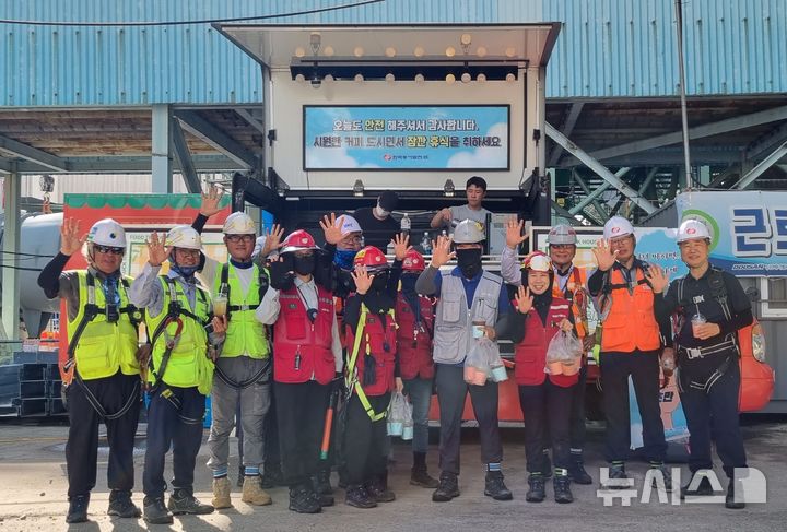 [세종=뉴시스]한국동서발전이 음성건설본부 건설현장에서 '잠깐! 5분만 음료 한잔해' 캠페인을 통해 음료트럭으로 현장 근로자들에게 음료를 제공하고 있는 모습.(사진=동서발전 제공)