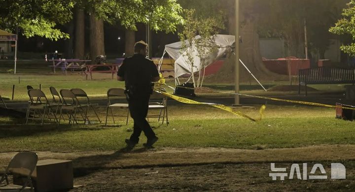 [노스캐롤라이나=AP/뉴시스] 미국 노스캐롤라이나의 한 대학에서 야간 총격 사건이 발생해 1명이 사망하고 6명이 부상당했다.2025.04.27.