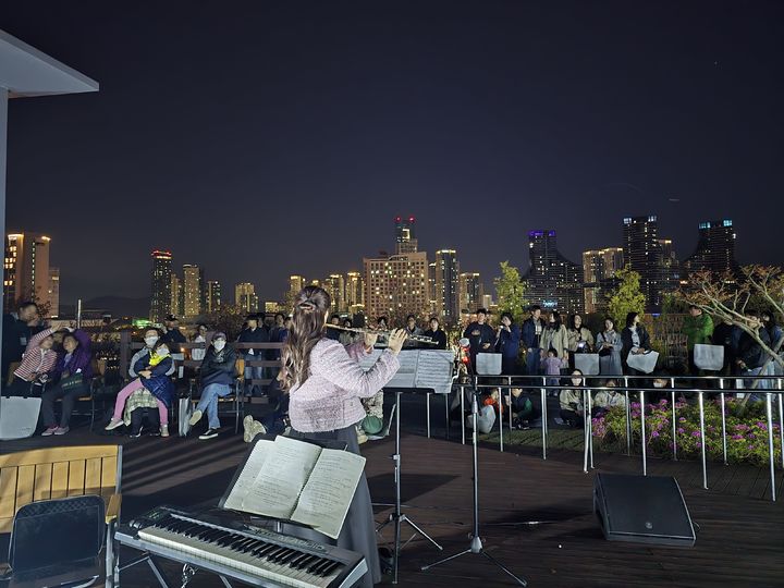 [세종=뉴시스] 정부세종청사 옥상정원에서 열린 '달빛 야경투어' 모습.(사진=세종시 제공).2025.04.28.photo@newsis.com *재판매 및 DB 금지