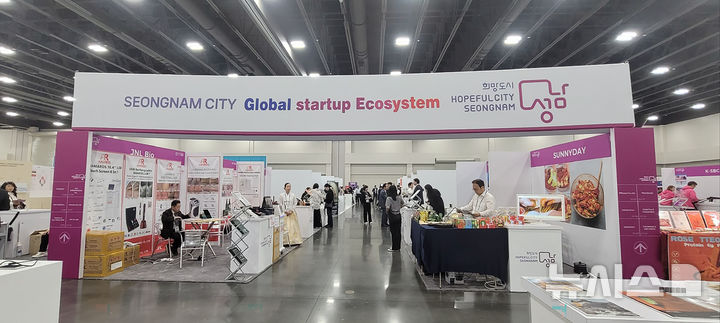 [성남=뉴시스] 제23차 세계한인비즈니스대회에 마련된 성남 기업 전시 부스. (사진=성남시 제공) 2025.04.28.photo@newsis.com