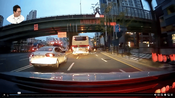 [서울=뉴시스] 2025년 4월22일 새벽 5시30분께 부산 시내 한 도로에서 폐지를 실은 리어카 한 대가 도로를 역주행하고 있다.(영상=유튜브 한문철TV 갈무리) *재판매 및 DB 금지