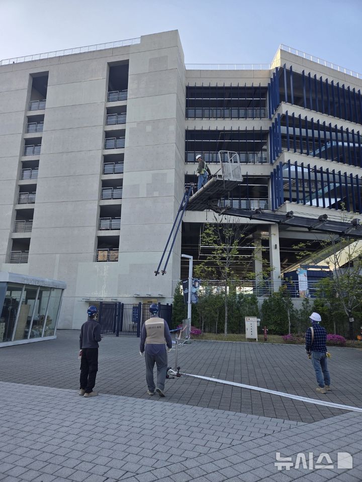 [창원=뉴시스] 강경국 기자 = 구조물 추락 사망 사고가 발생한 경남 창원NC파크에서 지난 26일 외장 마감자재인 루버를 전부 철거하고 있다. (사진=독자 제공). 2025.04.28. photo@newsis.com