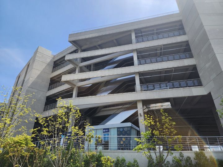 [창원=뉴시스] 강경국 기자 = 구조물 추락 사망 사고가 발생한 경남 창원NC파크에서 지난 26일 외장 마감자재인 루버를 전부 철거하고 있다. (사진=독자 제공). 2025.04.28. photo@newsis.com *재판매 및 DB 금지