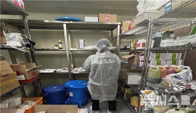 [인천=뉴시스] 인천시 특별사법경찰이 디저트류 식품업소를 단속하고 있다. (사진=인천시 제공) 2025.04.28. photo@newsis.com 
