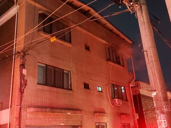 [수원=뉴시스] 60대가 방화를 저지른 건물. (사진=경기도소방재난본부 제공) 2025.04.28. photo@newsis.com *재판매 및 DB 금지