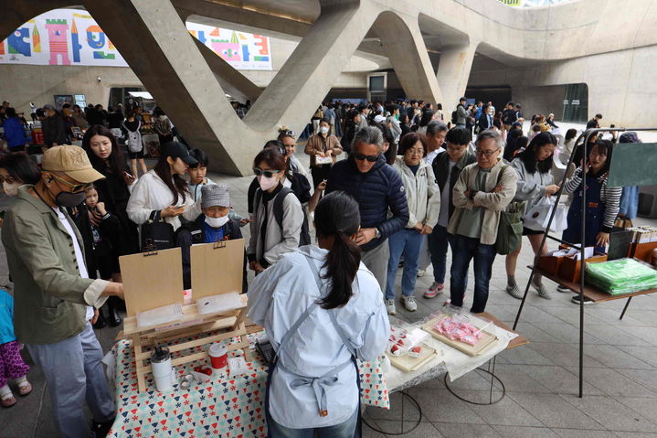 [밀양=뉴시스] 서울 동대문디자인플라자에서 열린 농부시장 마르쉐 현장에서 딸기 가공 제품을 홍보하고 있다. (사진=밀양시 제공) 2025.04.28. photo@newsis.com *재판매 및 DB 금지