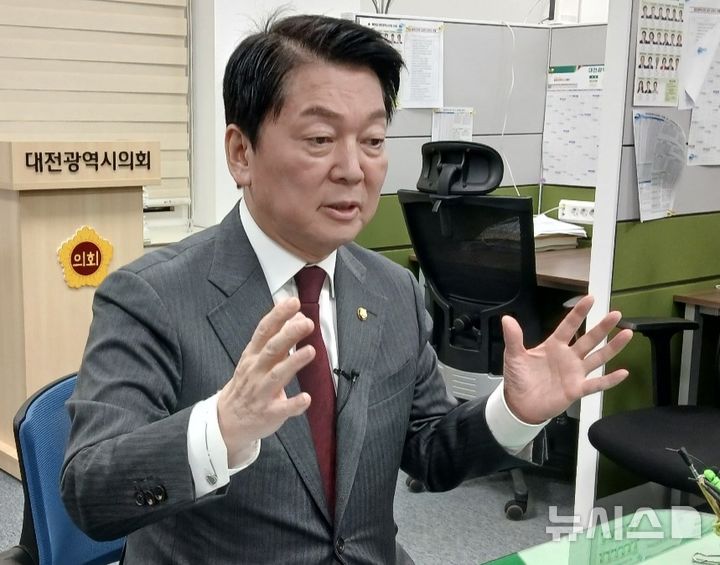 [대전=뉴시스] 조명휘 기자 = 안철수 제21대 대통령 선거 국민의힘 경선 후보가 28일 오전 대전시의회 기자실에서 대전·충청지역 공약을 발표하고 있다. 2025.04.28. photo@newsis.com