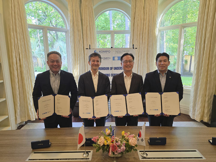 [세종=뉴시스]한국중부발전이 스미토모 USA, PPH 관계자들과 협약 체결 후 기념촬영을 하고 있다.(사진=한국중부발전 제공) *재판매 및 DB 금지