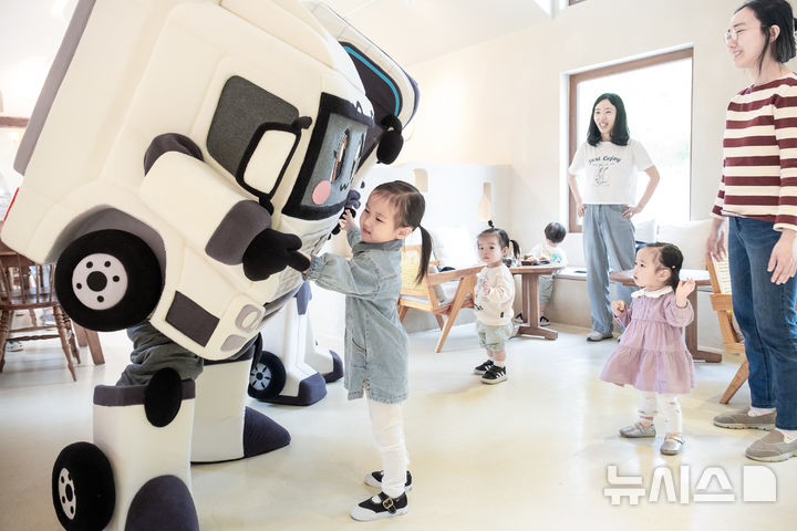 [완주=뉴시스]윤난슬 기자 = 현대자동차 전주공장은 저출산 문제 극복 노력의 하나로 기획한 'YES-H키즈카페'가 참가자들로부터 큰 호응을 얻으며 성황리에 마무리됐다고 28일 밝혔다.(사진=현대차 전주공장 제공)