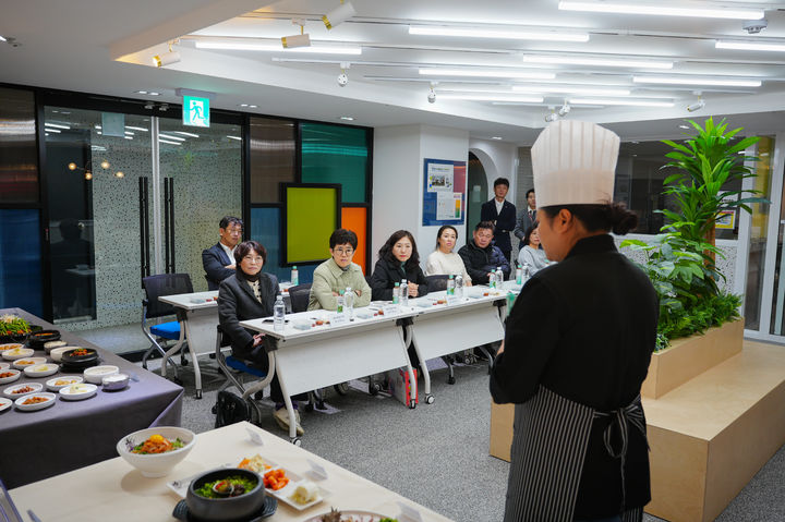 [제주=뉴시스] 제주도는 전문 컨설턴트와 외식업체를 연결하는 지원사업을 추진한다. 사진은 CJ프레시웨이에서 진행한 맞춤형 컨설팅 모습. (사진=제주도 제공) photo@newsis.com *재판매 및 DB 금지