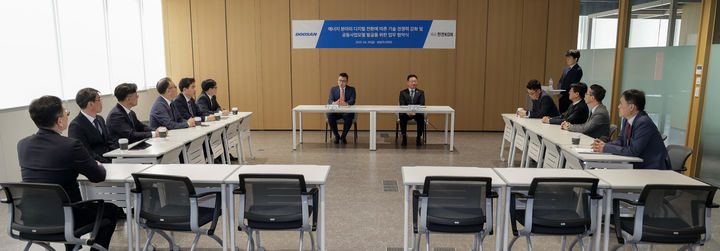 [세종=뉴시스]한전KDN과 두산에너빌리티가 지난 25일 경기 분당두산타워에서 '에너지 분야의 디지털 전환에 따른 기술 경쟁력 강화 및 공동사업모델 발굴'을 위한 업무협약을 체결했다고 28일 밝혔다. (사진=한전KDN 제공) *재판매 및 DB 금지