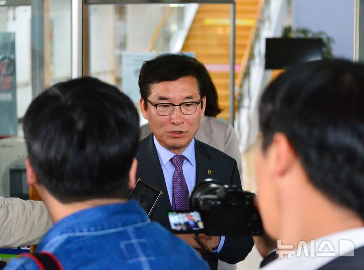 [청주=뉴시스] 서주영 기자 = 28일 흉기 난동 사건이 발생한 충북 청주의 한 고등학교를 찾은 윤건영 충북교육감이 언론의 질의에 답하고 있다. 2025.04.28. juyeong@newsis.com