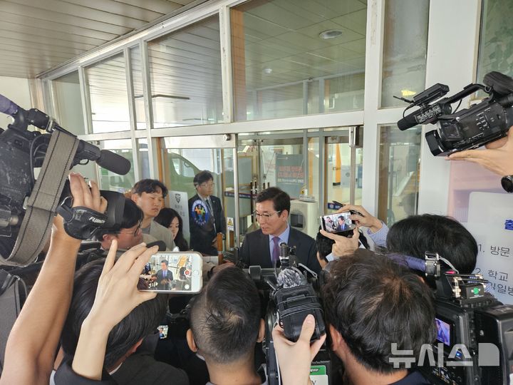 [청주=뉴시스] 서주영 기자 = 28일 흉기 난동 사건이 발생한 충북 청주의 한 고등학교를 찾은 윤건영 충북교육감이 언론의 질의에 답하고 있다. 2025.04.28. juyeong@newsis.com