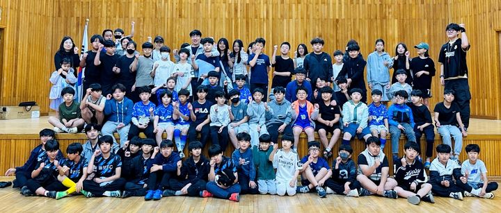 [창녕=뉴시스] 제3회 초등부 풋살대회 기념촬영을 하고 있다. (사진= 창녕군 제공) 2025.04.84. photo@newsis.com *재판매 및 DB 금지