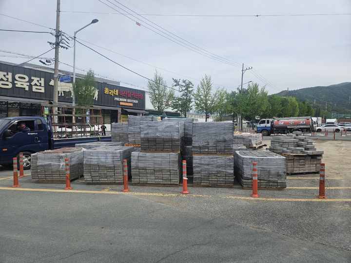 [대구=뉴시스] 대구시 남구는 올해 처음으로 폐보도블럭을 재활용해 소규모 골목길 정비사업을 시행한다. (사진=대구시 남구 제공) 2025.04.28. photo@newsis.com *재판매 및 DB 금지