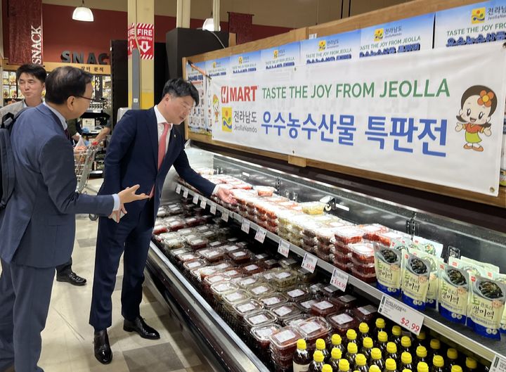 미국 조지아주 한인마트 판촉 매장 둘러보는 박창환 전남도 경제부지사. (사진=전남도 제공) *재판매 및 DB 금지