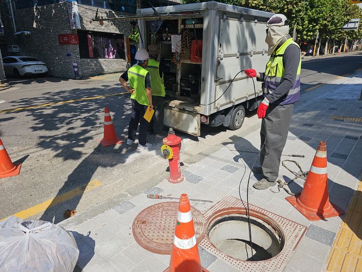 [서울=뉴시스] 용산구는 3월부터 땅꺼짐 사고 예방을 위해 30년 이상 된 노후 하수관로를 대상으로 폐쇄회로텔레비전(CCTV) 조사용역을 진행하고 있다. 2025.04.28. (사진=용산구 제공) *재판매 및 DB 금지
