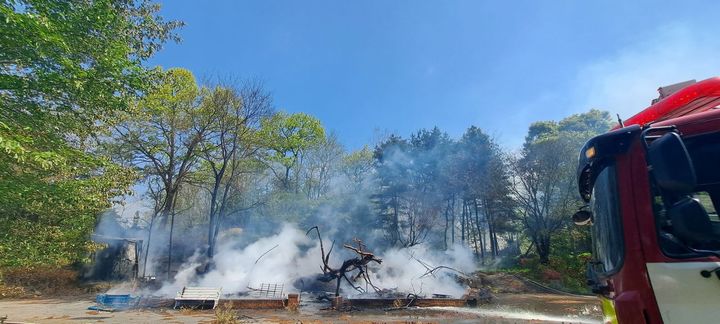 [용인=뉴시스] 용인 축협 한우랜드 화재 현장. (사진=경기도소방재난본부 제공) 2025.04.28. photo@newsis.com *재판매 및 DB 금지