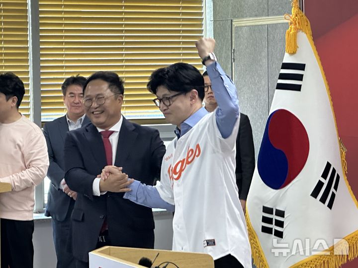 [대전=뉴시스] 김도현 기자 = 28일 오전 대전 동구 국민의힘 대전시당에서 한동훈 제21대 대통령 선거 국민의힘 경선 후보가 한화이글스 유니폼을 입고 포즈를 취하고 있다. 2025.04.28. kdh1917@newsis.com