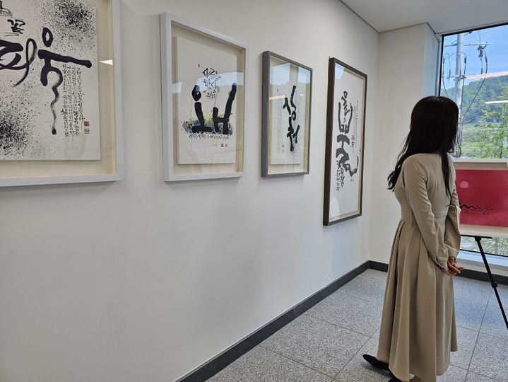 [밀양=뉴시스] 하남스포츠센터에서 지역예술인 작품전시회를 하고 있다. (사진=밀양시 제공) 2025.04.28. photo@newsis.com *재판매 및 DB 금지