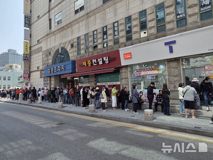 [서울=뉴시스] 조기용 수습기자=28일 찾은 마포구 인근의 T월드 매장에서 소비자들이 대기하고 있다. 2025.04.28. excuseme@newsis.com
