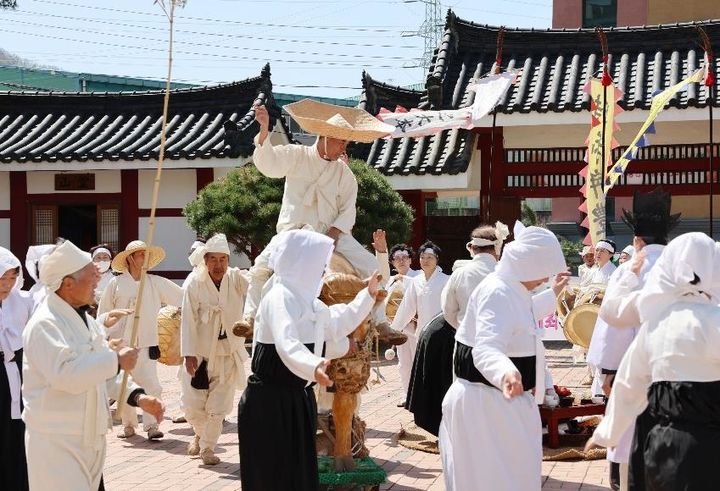 [양산=뉴시스] 웅상농청장원놀이 지신밟기. (사진=양산시 제공) 2025.04.28. photo@newsis.com *재판매 및 DB 금지