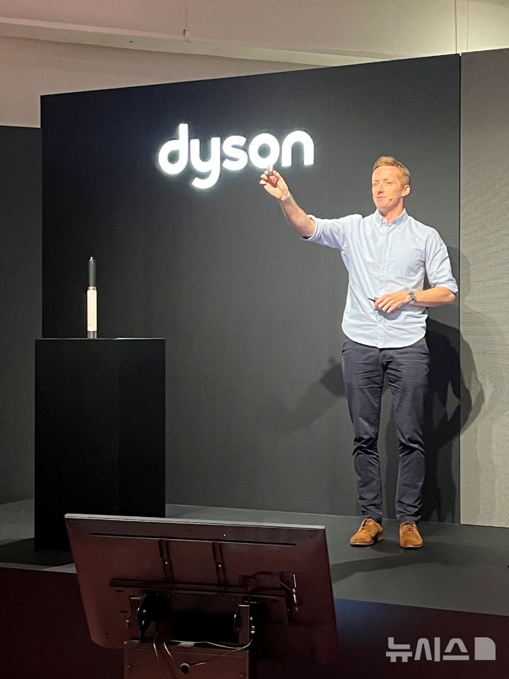 [서울=뉴시스]이현주 기자 = 윌커 다이슨 뷰티 제품개발 총괄이 28일 서울 성수동 XYZ서울에서 열린 신제품 소개 행사에 참석해 발언하고 있다. lovelypsyche@newsis.com 