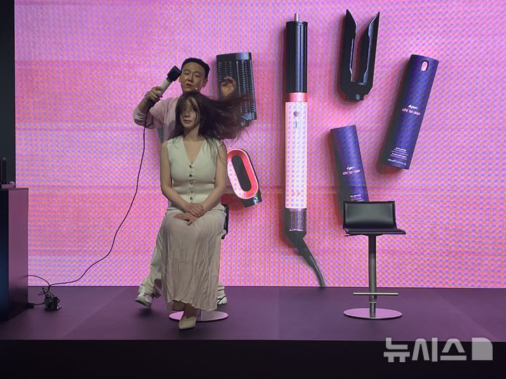 [서울=뉴시스]이현주 기자 = 선우 우선 헤어&메이크업 원장이 28일 서울 성수동 XYZ서울에서 열린 신제품 소개 행사에서 바람 세기가 두 배 강력해진 '에어랩 코안다 2x™(투엑스) 멀티 스타일러 앤 드라이어'를 시연하고 있다. lovelypsyche@newsis.com 