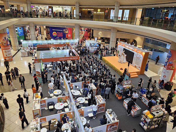 [제주=뉴시스] 제주도 위탁을 받아 제주경제통상진흥원에서 운영하는 싱가포르사무소가 2024년 10월 싱가포르 현지에서 '제주의 날' 행사를 개최했다. (사진=제주도 제공) photo@newsis.com *재판매 및 DB 금지